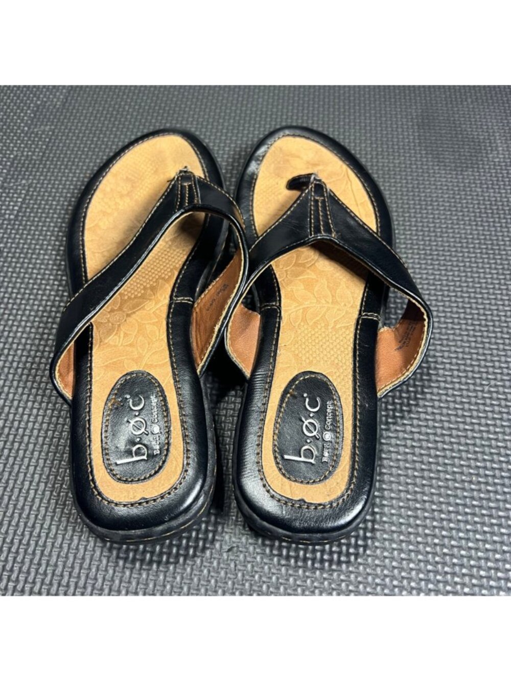 B.O.C Womens Black Leather Flip Flop Sandals Size M Floral Footbed Casual Comfor - Picture 2 of 5
